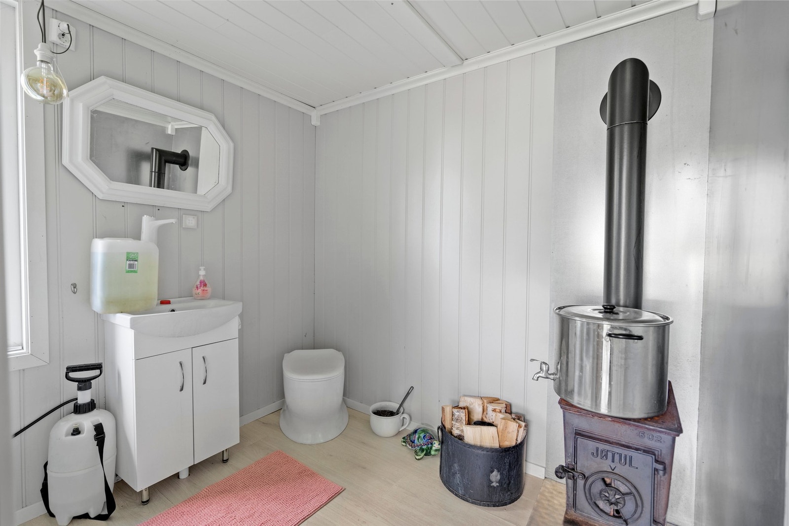 Badet i uthuset med vedovn og inventar samt snurretoalett Galleribilde