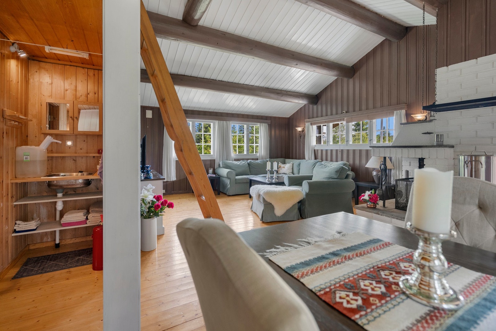 Stuen sett fra kjøkken Galleribilde