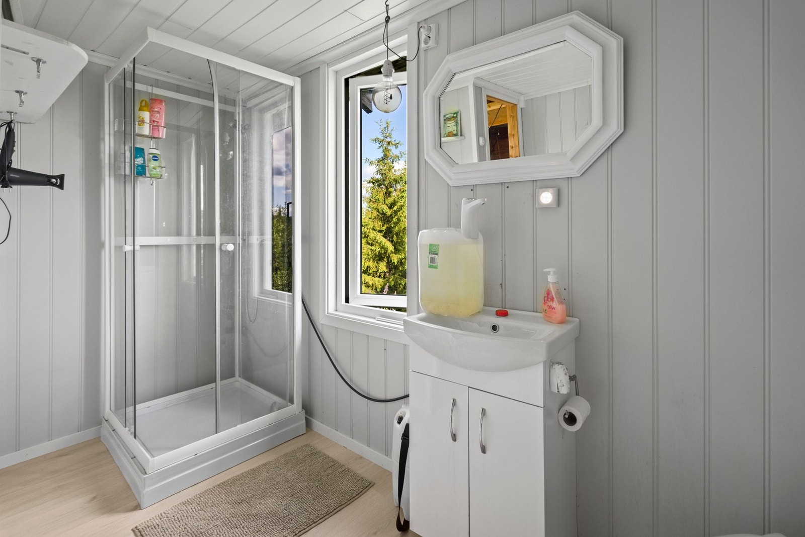 Dusjen på badet i uthuset Galleribilde