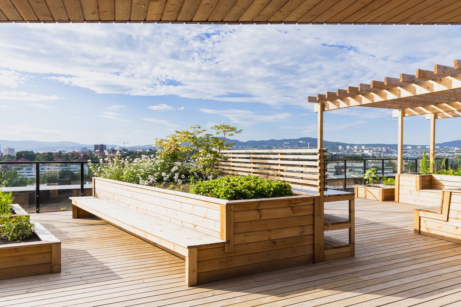 Denne takterrassen har også hobbyrom med symaskin og staffeli Galleribilde