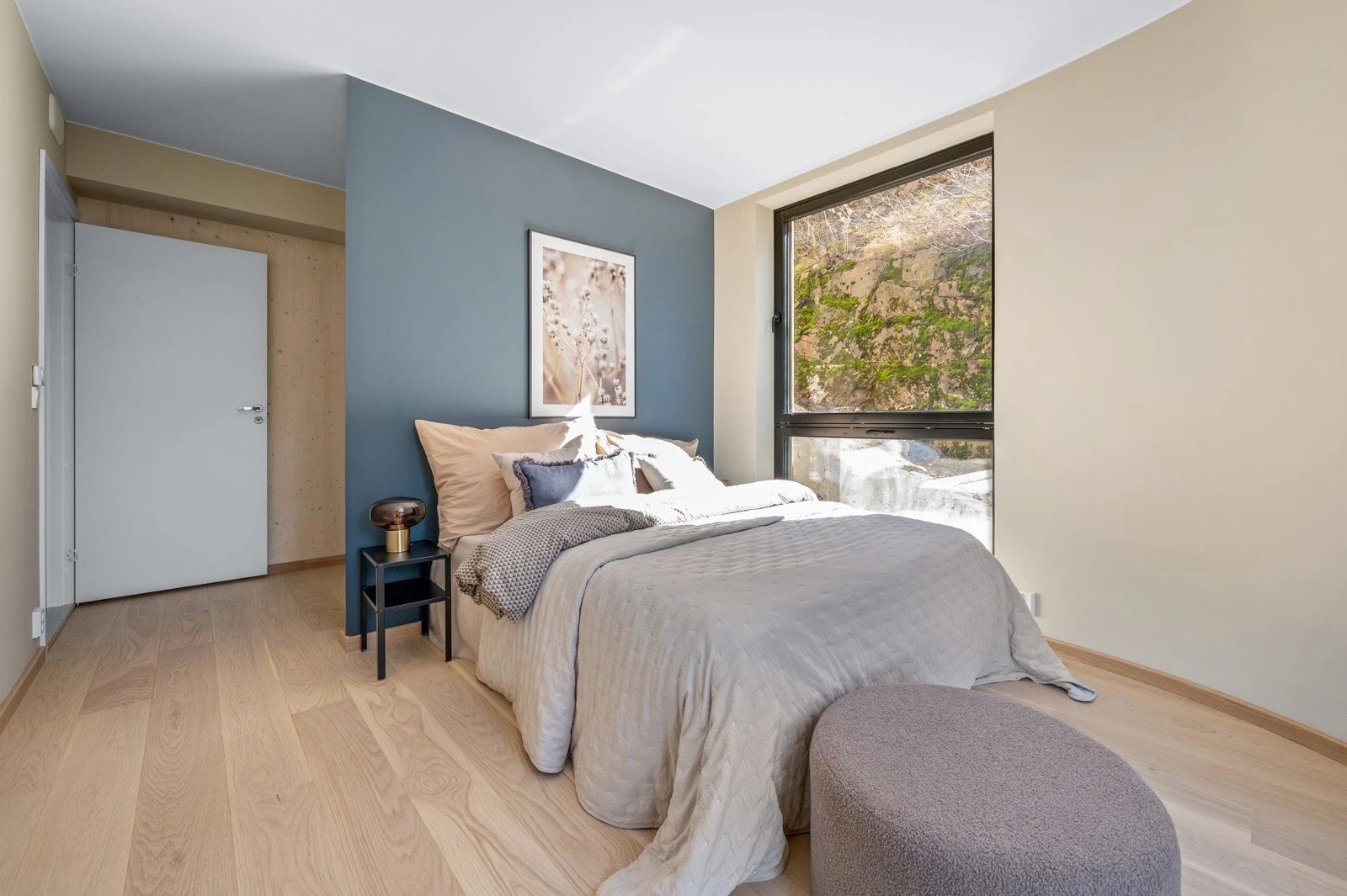 Soverom 1 med god plass til dobbeltseng Galleribilde