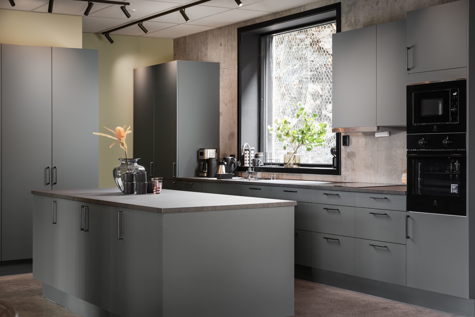 Lokale inneholder et storkjøkken med hvitevarer Galleribilde