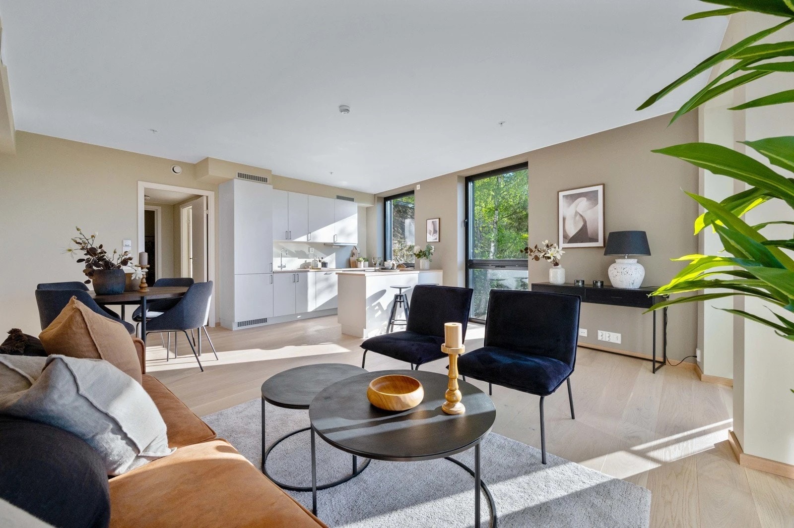 Stor stue med åpen kjøkkenløsning Galleribilde