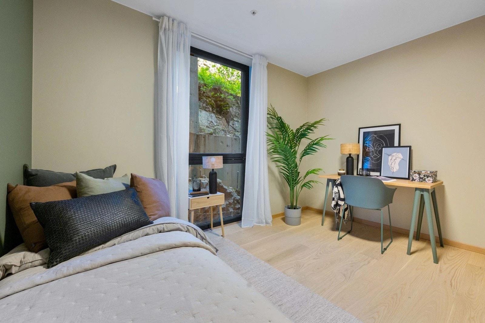 Soverom 2, også med god plass til dobbeltseng og garderobeskap Galleribilde