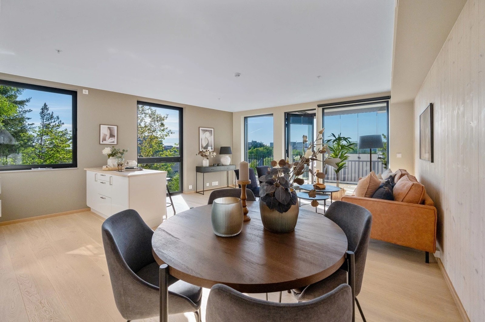 Soverom 4 er satt opp mellom kjøkkenøyen og balkongen Galleribilde