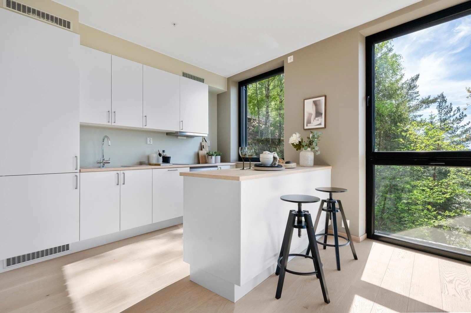 Moderne kjøkken fra HTH, hvitevarer følger med Galleribilde