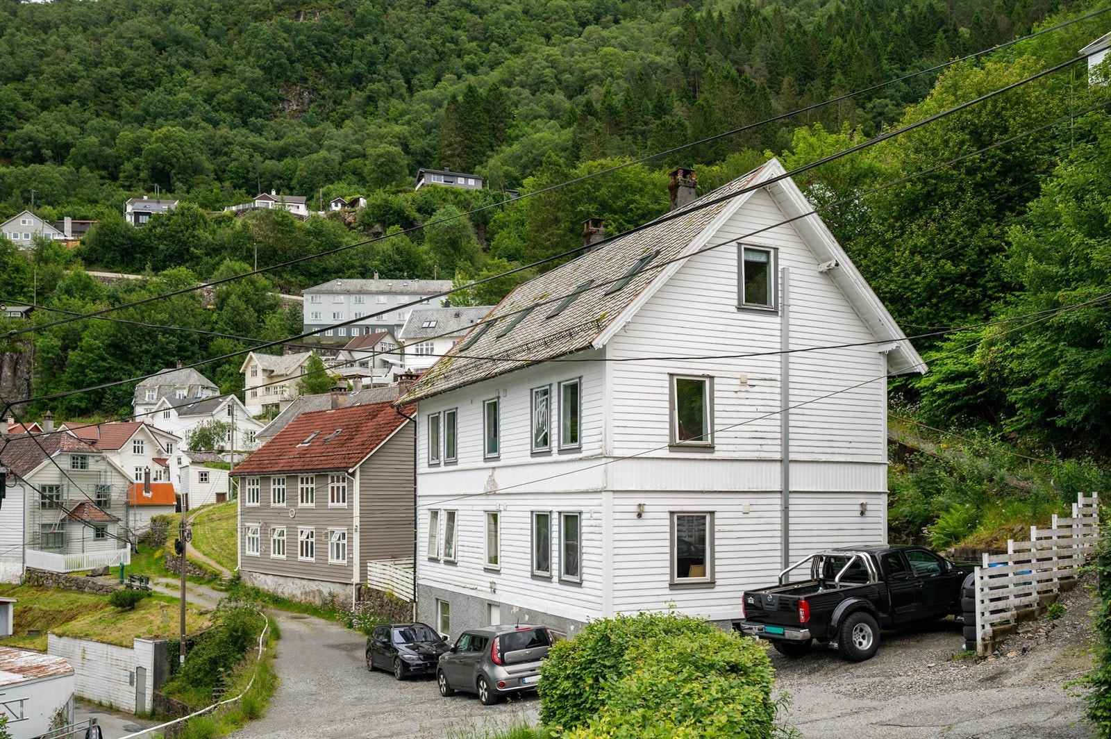 Leilighetsbygget er delt inn i 4 seksjoner som utgjør sameiet. Sameiet disponerer en felles parkeringsplass på eiendommen. Selger har montert el-bil lader til eget bruk. Galleribilde