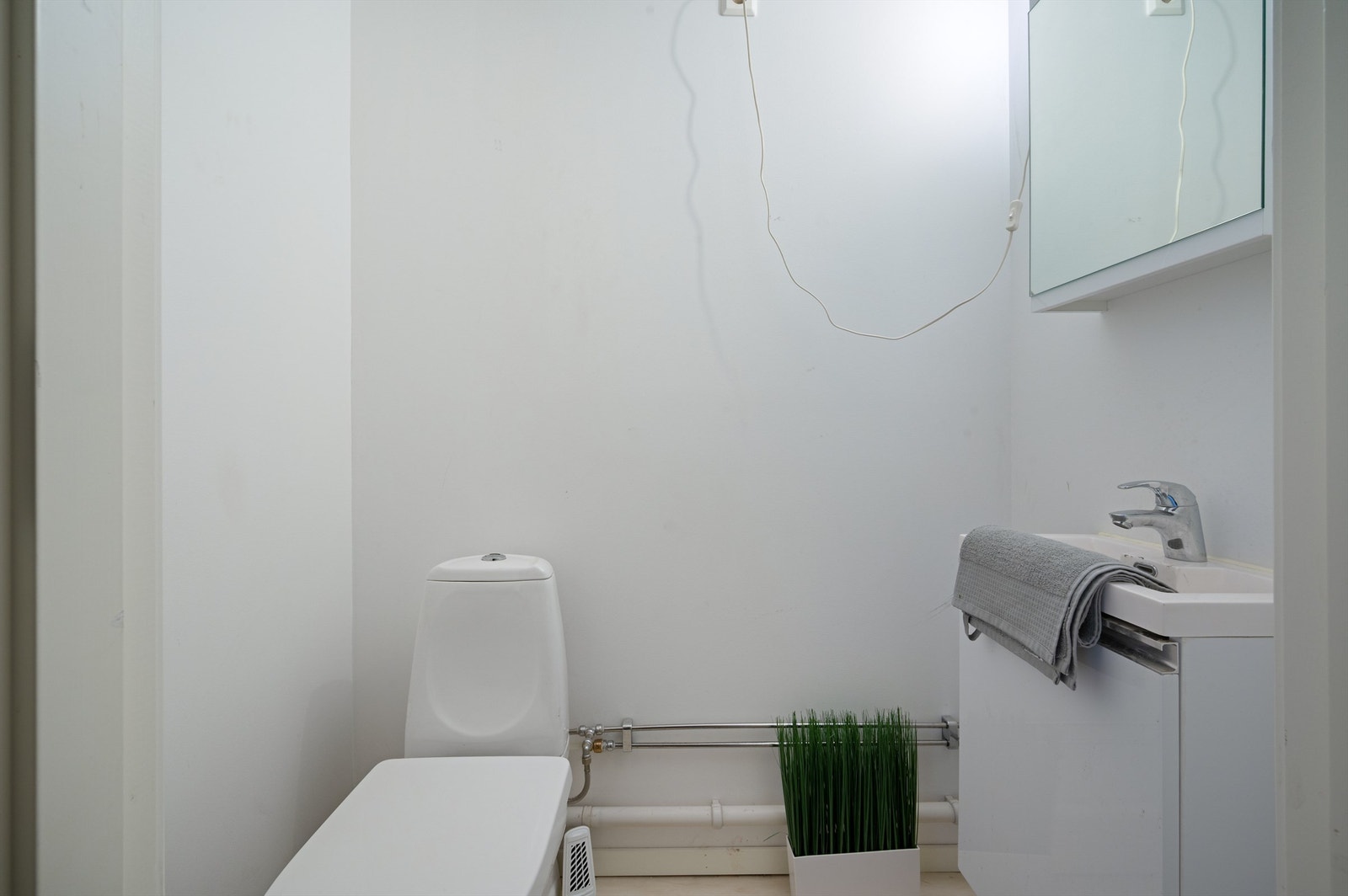 Denne etasjen har også eget WC-rom med vegghengt servant og gulvstående toalett. Galleribilde