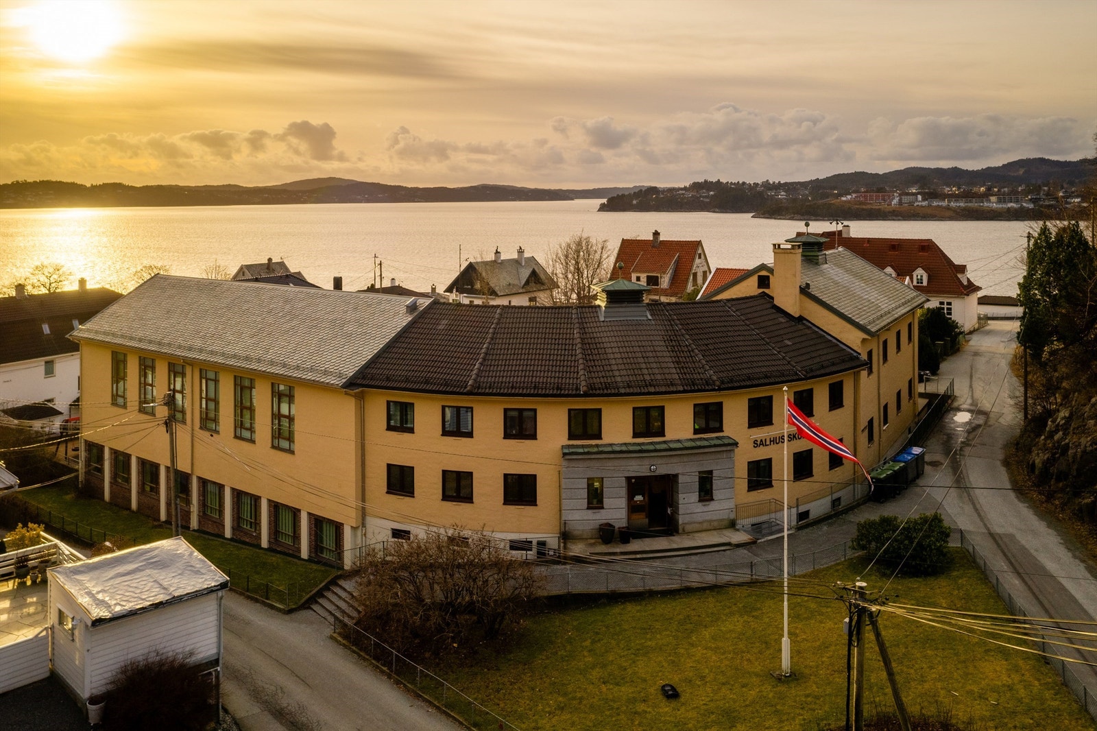 Kort vei til Salhus Barneskole Galleribilde