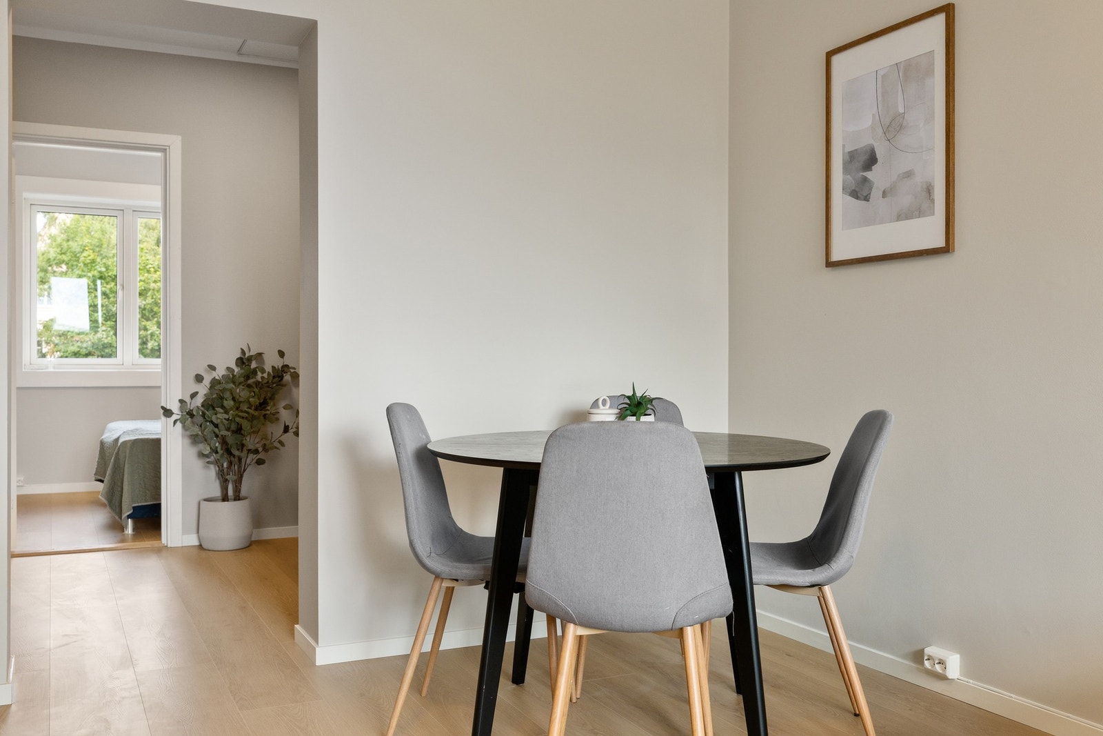 Spiseplassen får sin naturlige plassering mellom sonene. Mulighet for å innrede boligen med peis. Galleribilde