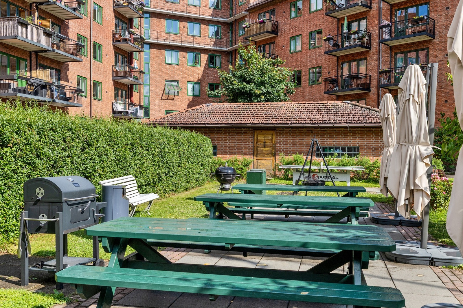 Uteområdet er pent opparbeidet med grill, sitteplasser, sykkelparkering og plen. Galleribilde