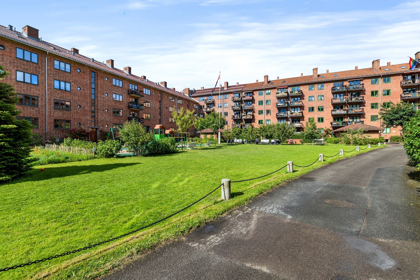 Vakkert fellesområde med sol dagen lang. Galleribilde