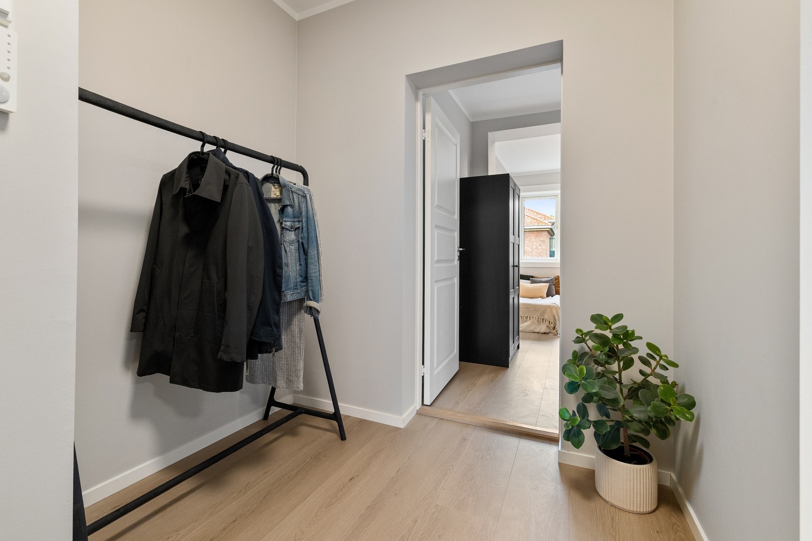 Praktisk entré med mulighet for å henge fra seg yttertøy og sko. Galleribilde