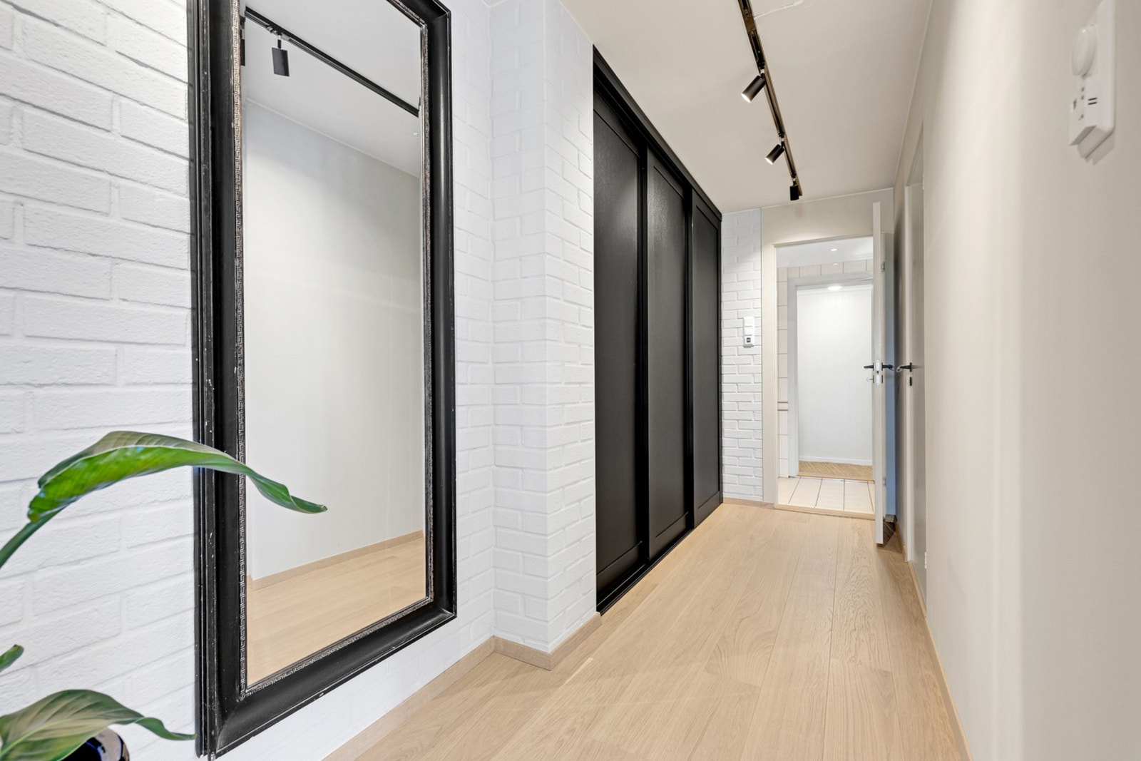 I gangen er det mye oppbevaringsplass i store garderobeskap i sortbeiset eik fra JKE. Galleribilde