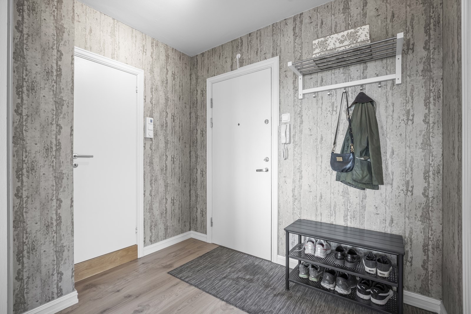 Entreèn har god plass til oppbevaring av yttertøy og sko, her er det godt å komme hjem. Galleribilde