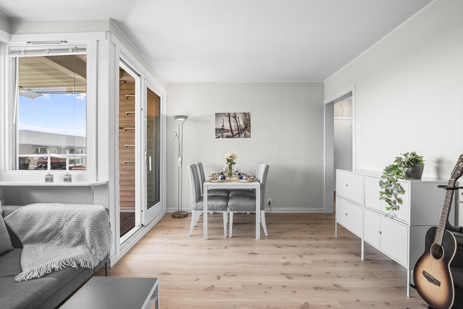 Generøs himlingshøyde ca. 2,48 m målt i stue. Galleribilde