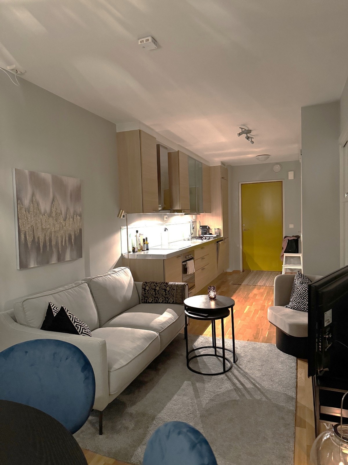 Åpen stue- kjøkkenløsning med sofa og spisegruppe. Galleribilde