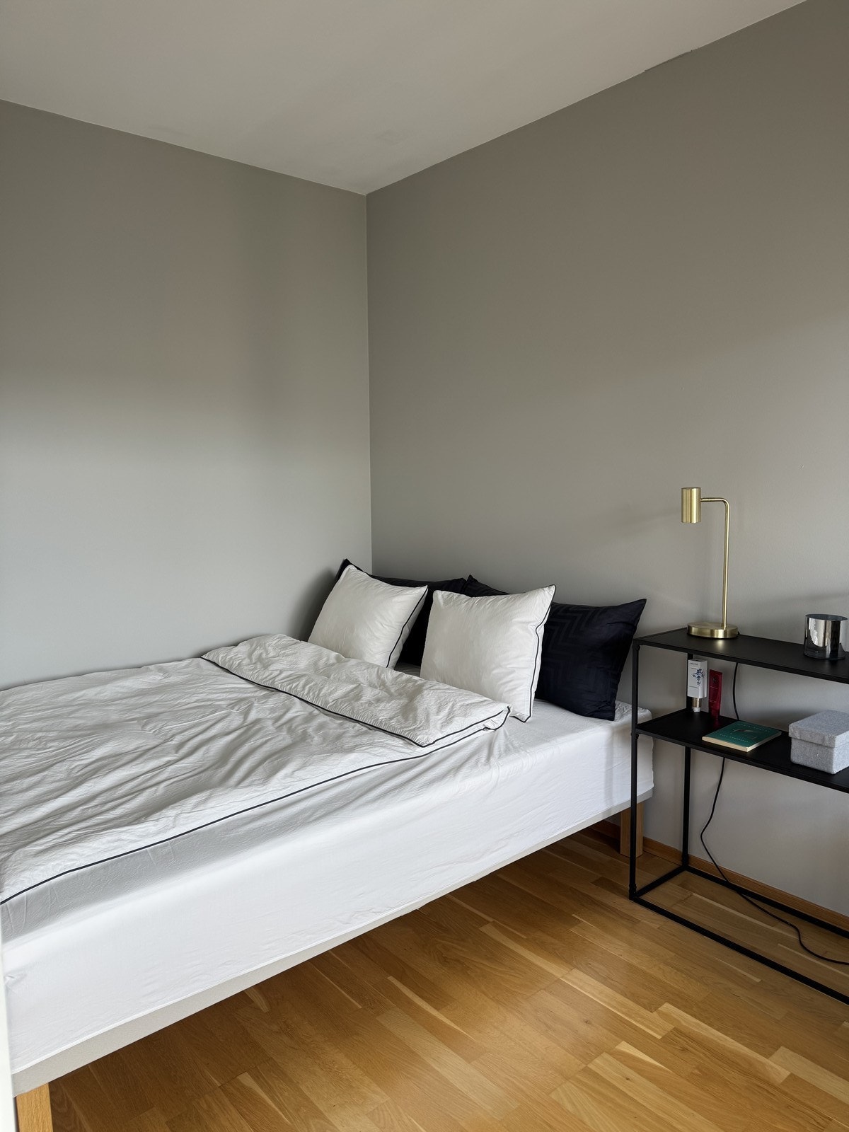 Romslig soverom møblert med dobbeltseng Galleribilde