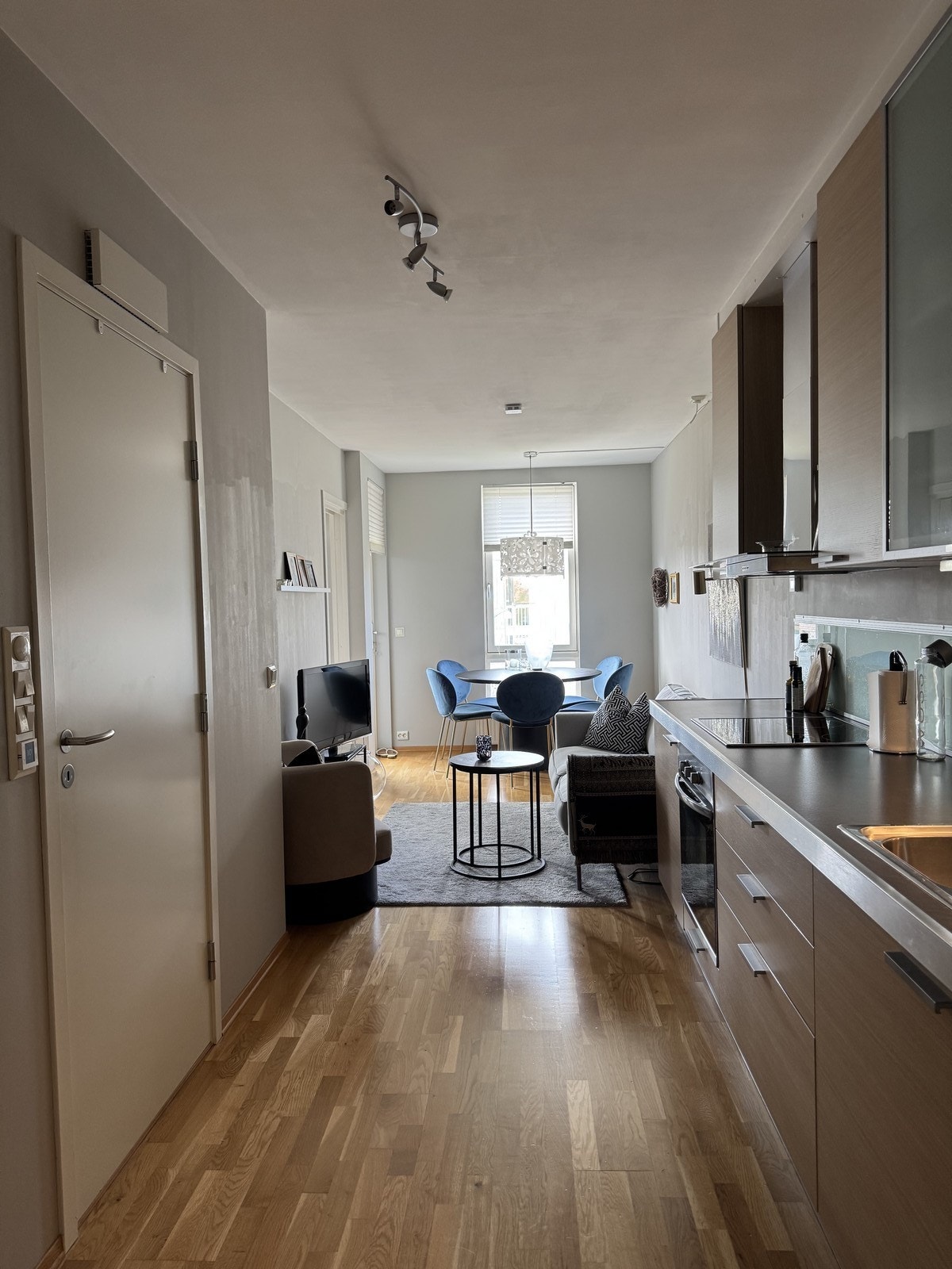 Fra stuen er det inngang til soverom og utgang til balkongen med utsikt mot Tyholttårnet Galleribilde