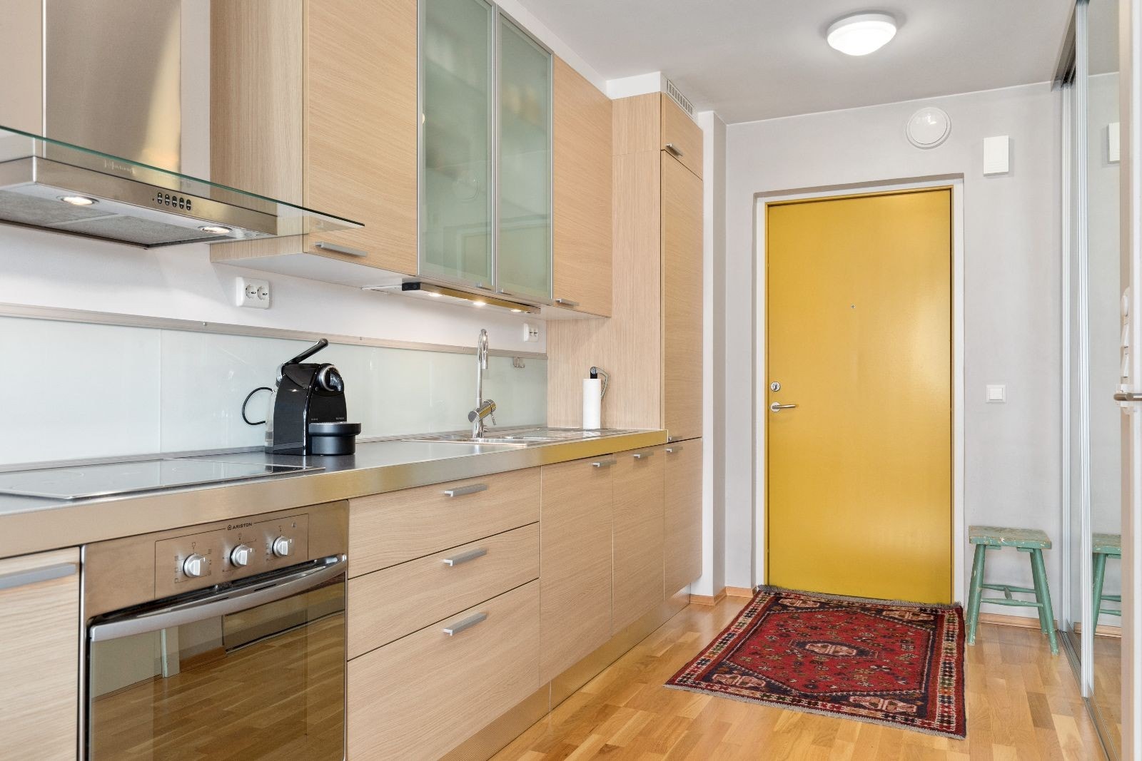 Italiensk designkjøkken av type Aran med innebygde hvitevarer og god oppbevaringsplass Galleribilde