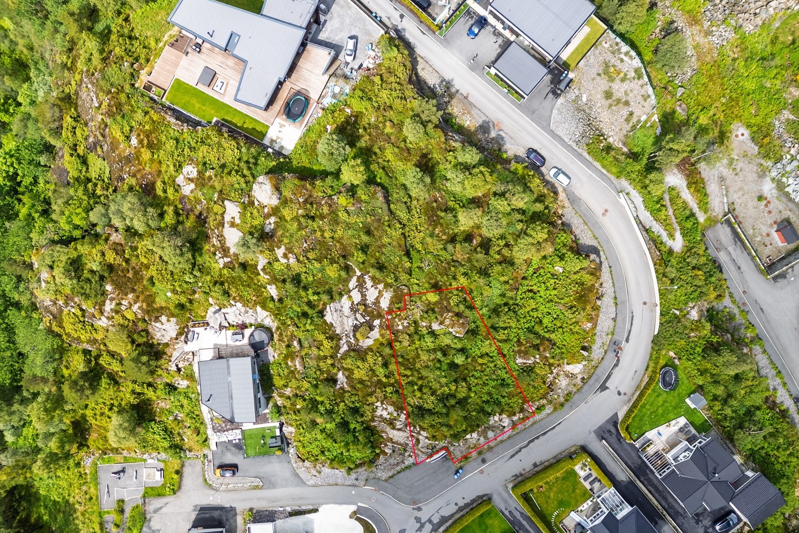 Tomten er på 748,8 m² og fremstår i dag som en naturtomt som må opparbeides og klargjøres før bygging eller videre utvikling Galleribilde