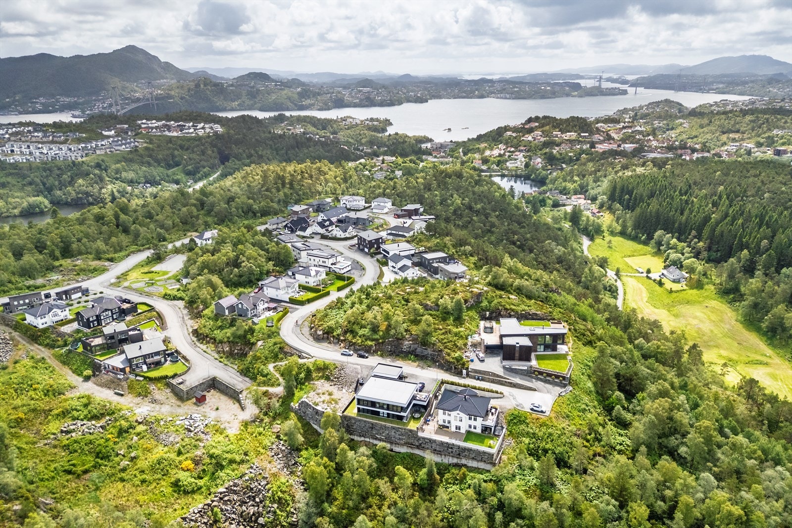 I nærområdet finner du også barnehage, barneskole og gode idrettsanlegg - perfekt for barnefamilier! Galleribilde