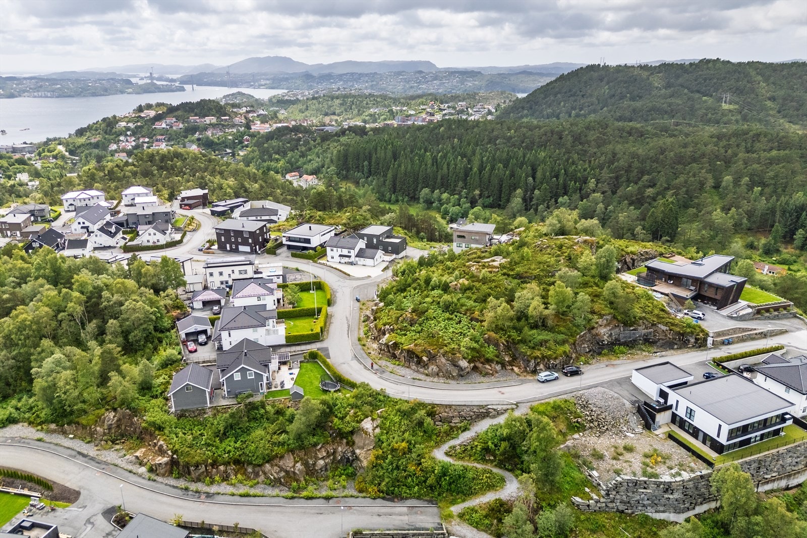 Frittliggende og solrik beliggenhet med enestående utsikt! Galleribilde