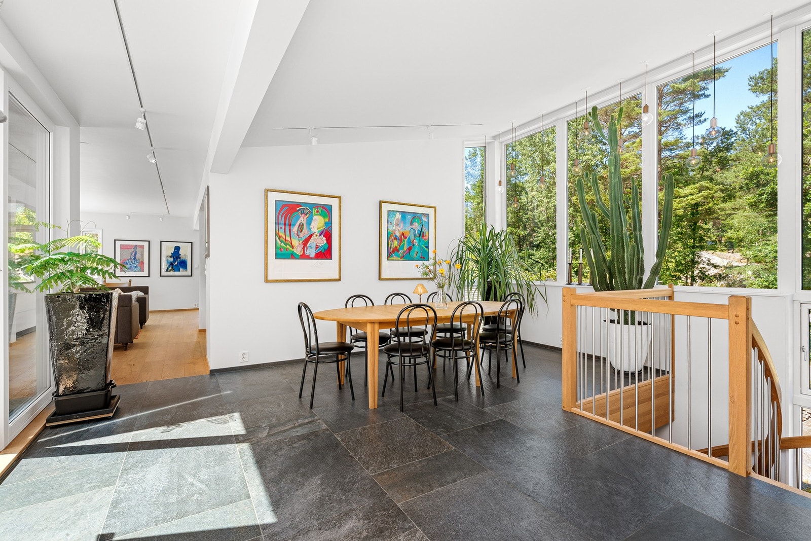 Legg merke til de flytende spotteskinnene - en detalj som gir både fleksibilitet og en ryddig himling. Galleribilde