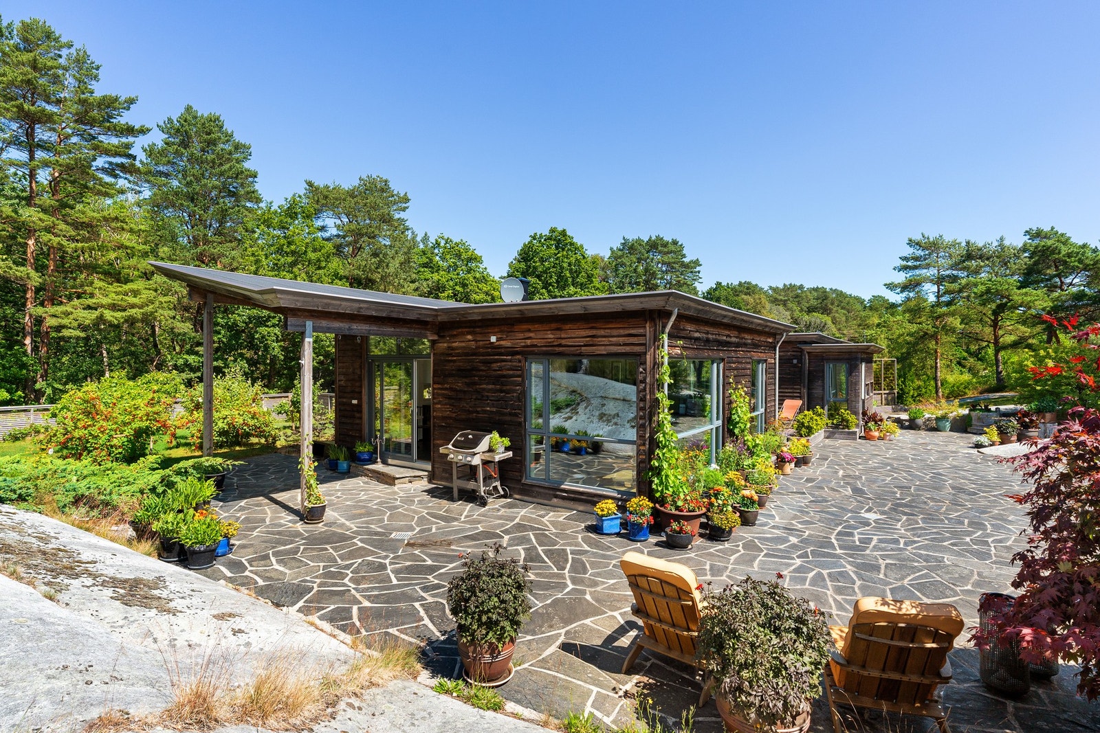 Skjermet atriumterrasse, enkel utgang fra kjøkkensonen Galleribilde