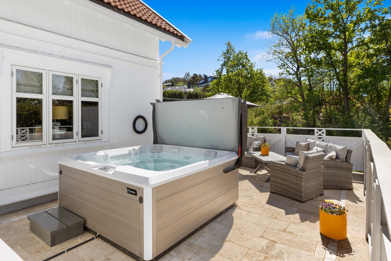 Uteplassen ligger skjermet til med svært gode solforhold. Galleribilde