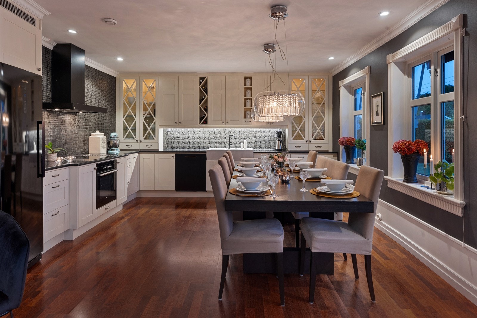 Kjøkken som står i perfekt stil til boligen. Komfyr og platetopp fra Siemens, kjøleskap fra Samsung og Miele fryser. Galleribilde