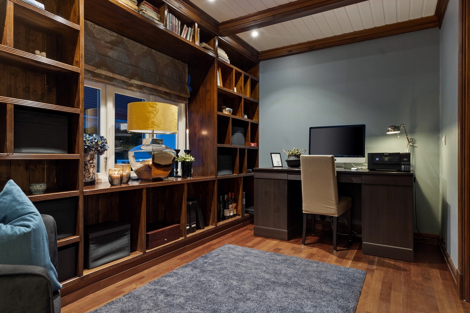 De to stuene avsluttes i et eget rom som egner seg perfekt som et bibliotek/hjemmekontor. Galleribilde