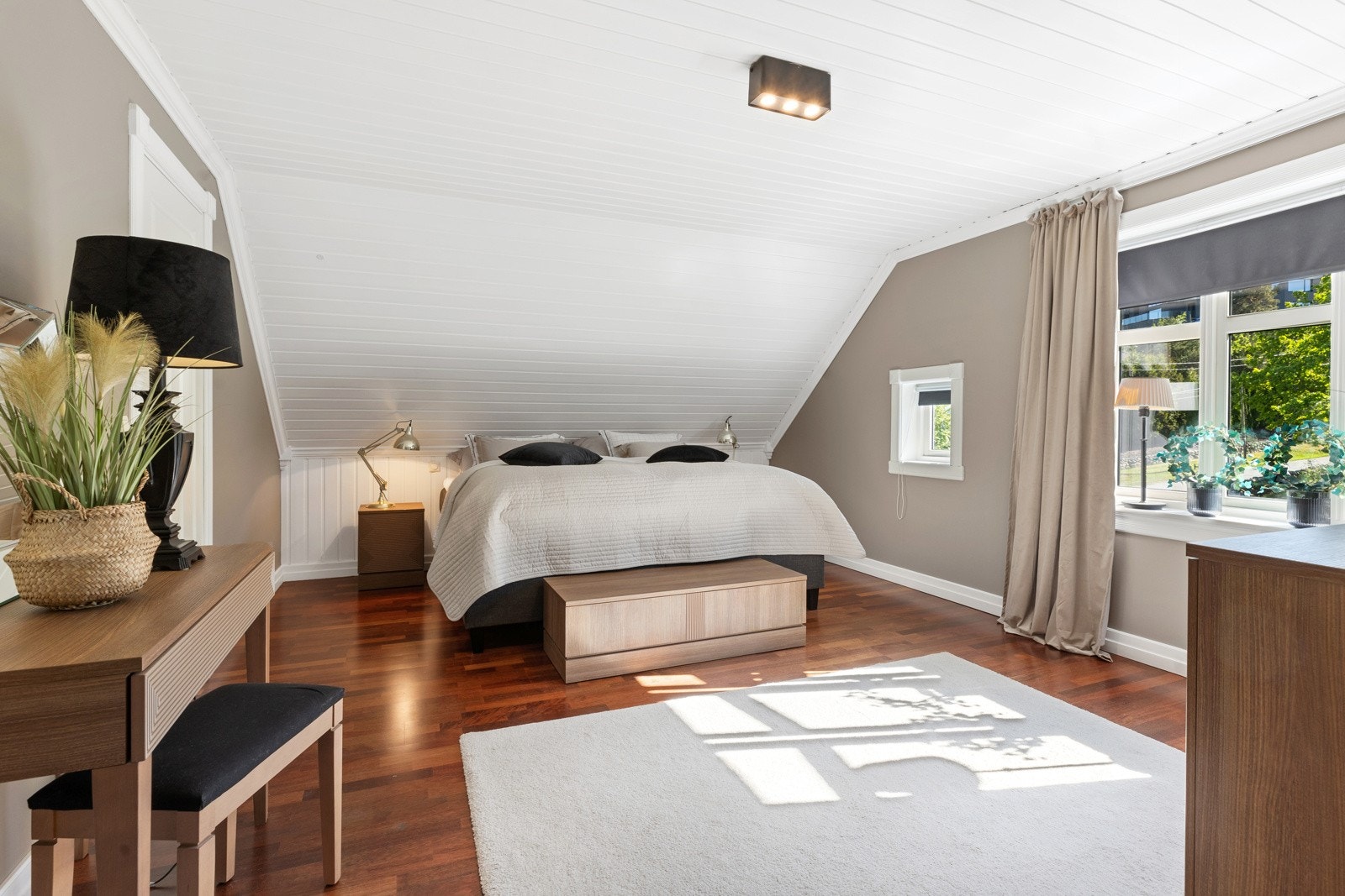 Hovedsoverommet er stort og har tilgang til et eget walk in closet. Galleribilde