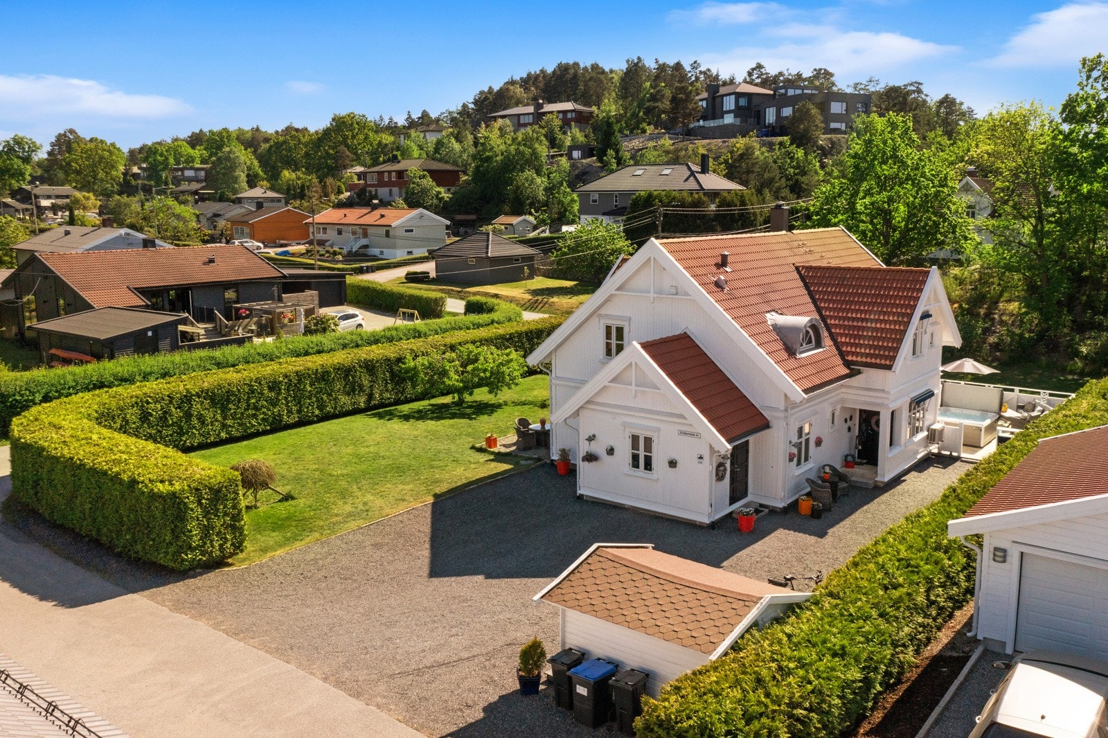 Stor gårdsplass hvor selger tidligere har søkt om oppføring av garasje og fått dette godkjent. Galleribilde