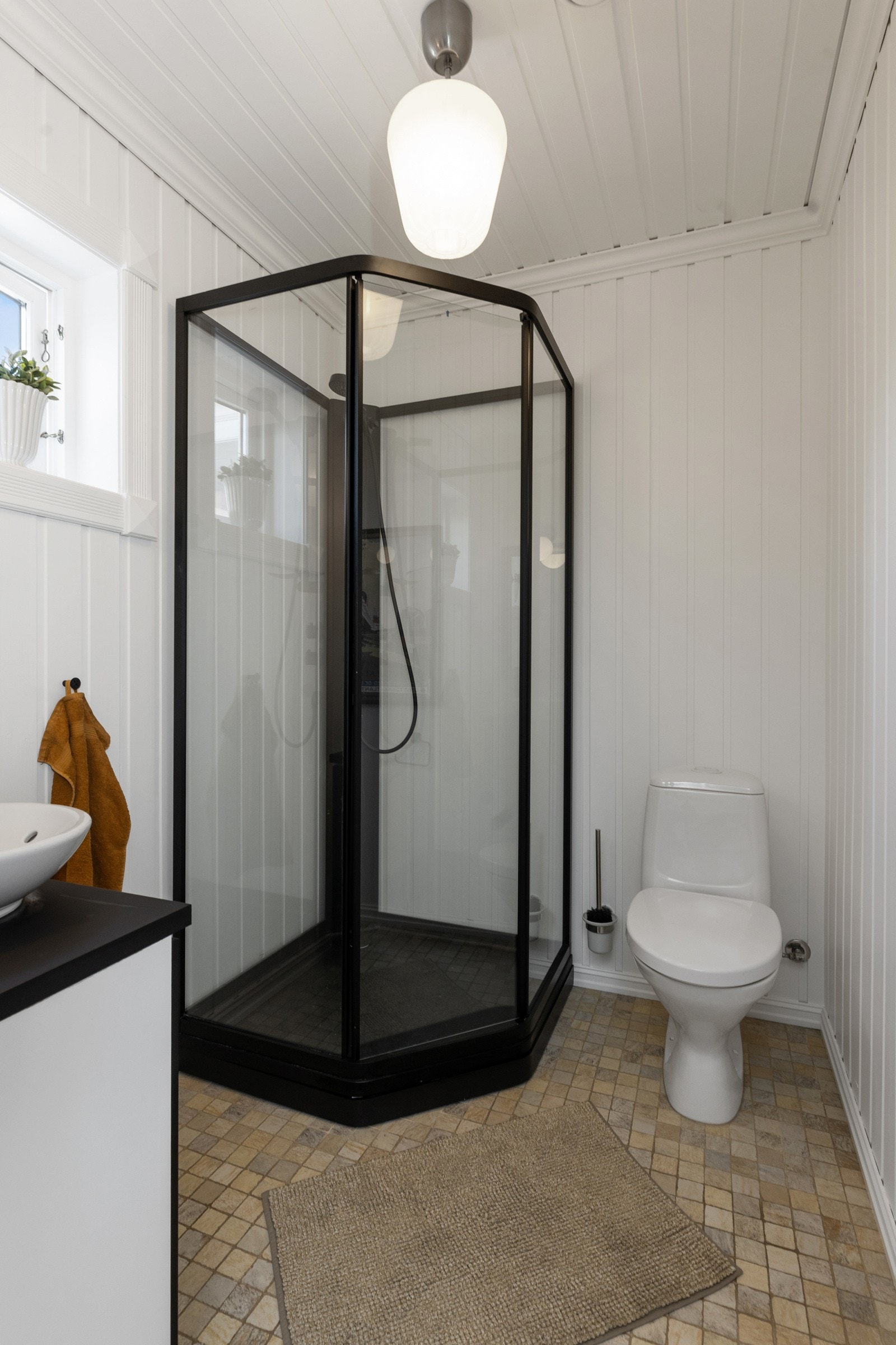 På gjestebadet nede er det satt inn dusjkabinett. Galleribilde