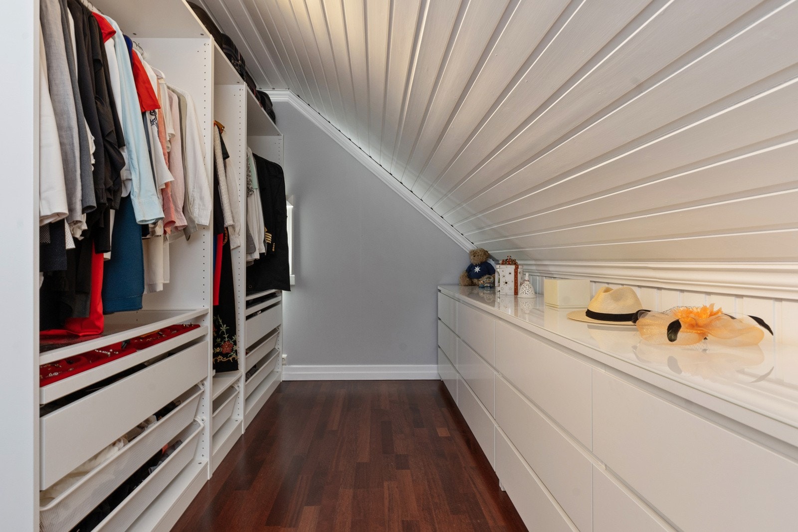 Her er det god plass til klær, sko og vesker. Galleribilde