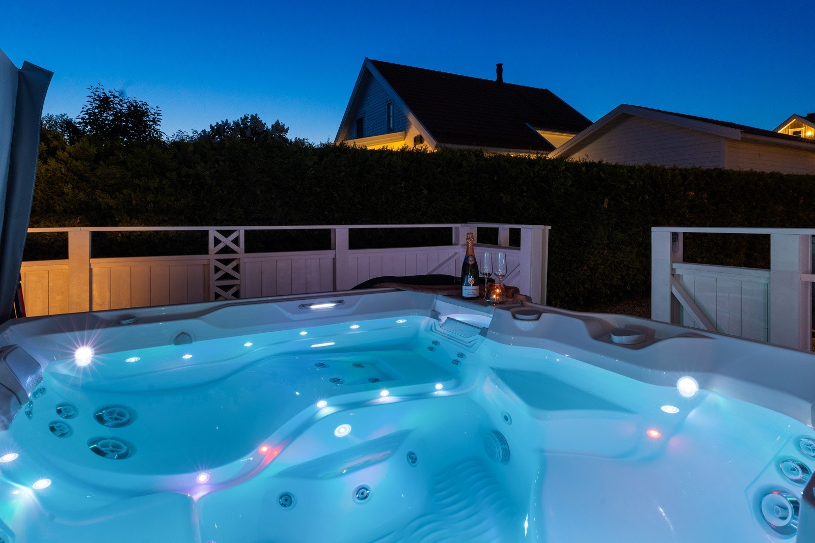 På terrassen finnes det mange muligheter for å nyte kvelden på best mulig måte. Galleribilde