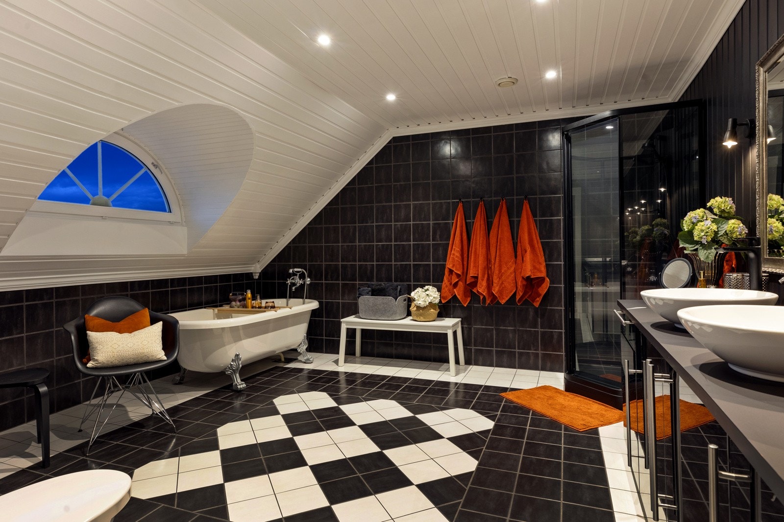 Badet oppe er stort og romslig med nye benkeplater og vaskeservanter fra Willeroy & Boch. Galleribilde