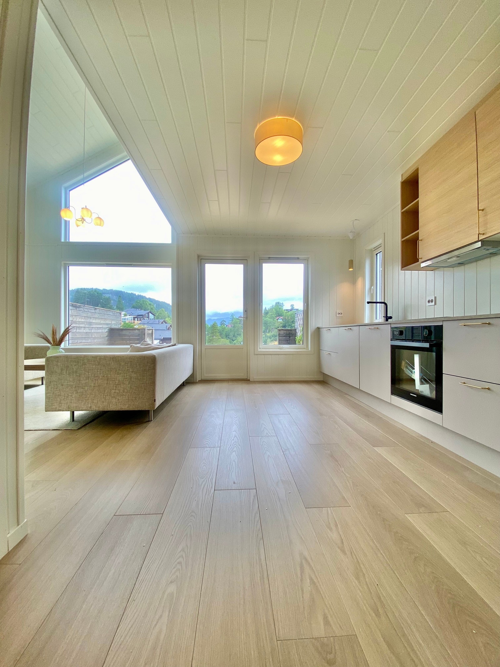 Et lyst og vakkert interiør i hytta. Galleribilde