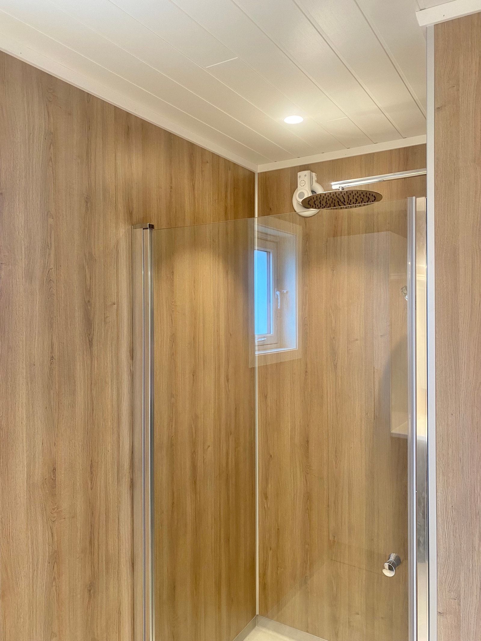 Romslig dusj med regn dusj garnityr. Spotter i taket.
Varmekabler i gulvet. Galleribilde