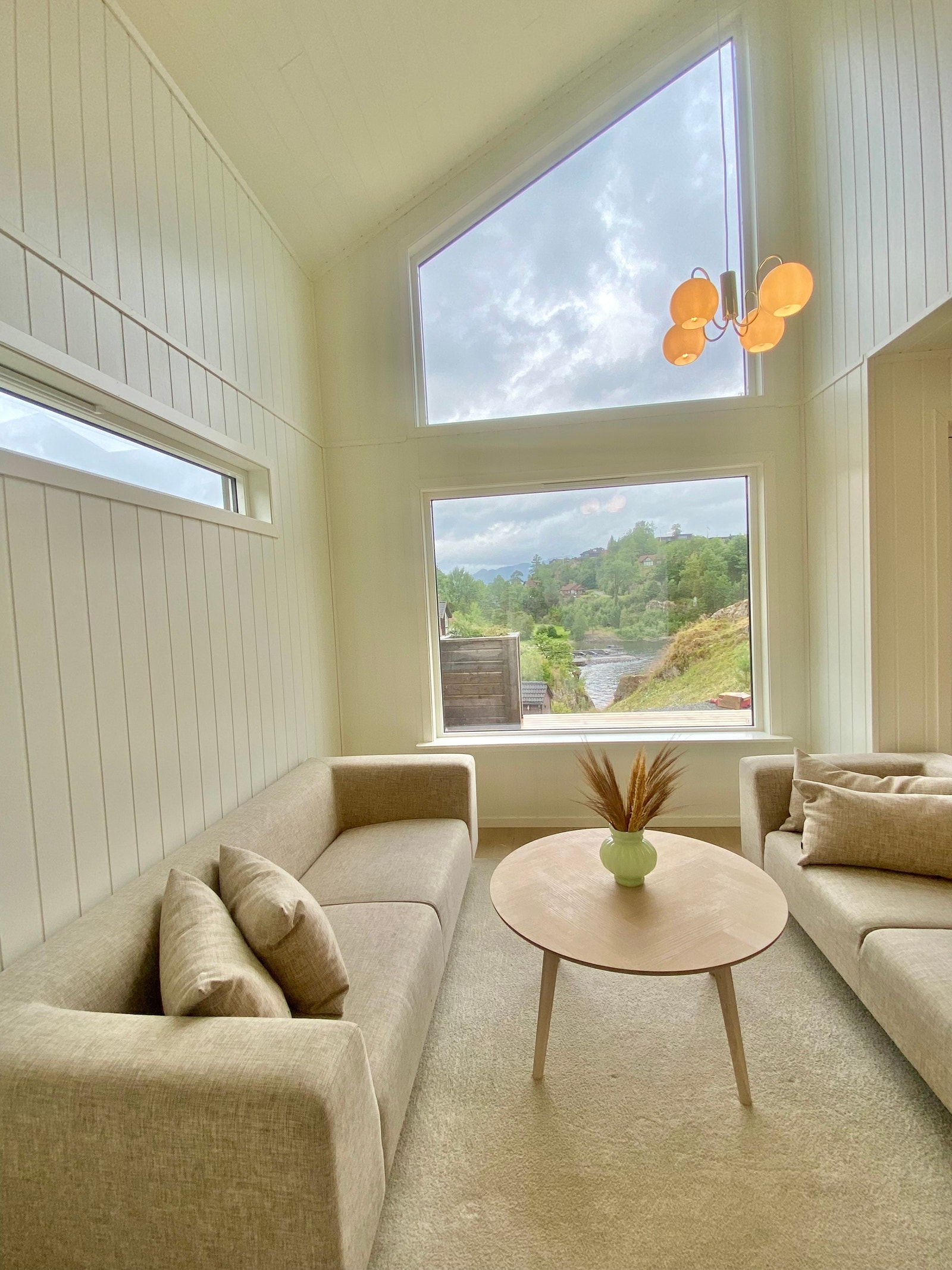 Vakker utsikt ned mot vannet og badeplassen. Galleribilde