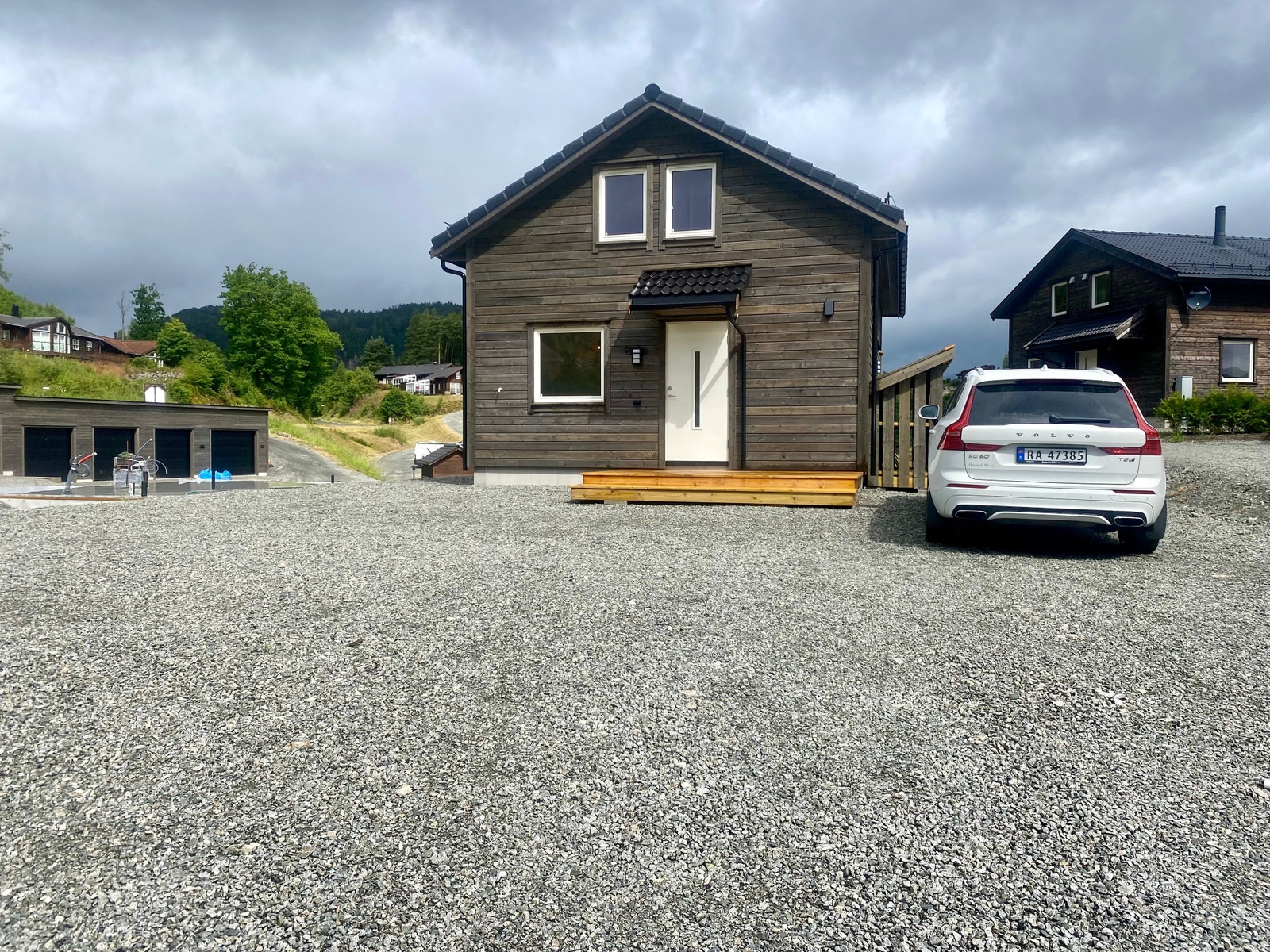 Romslig tun. God parkering, større terrasse eller trampoline. Kan brukes til hvilke behov en har. Galleribilde