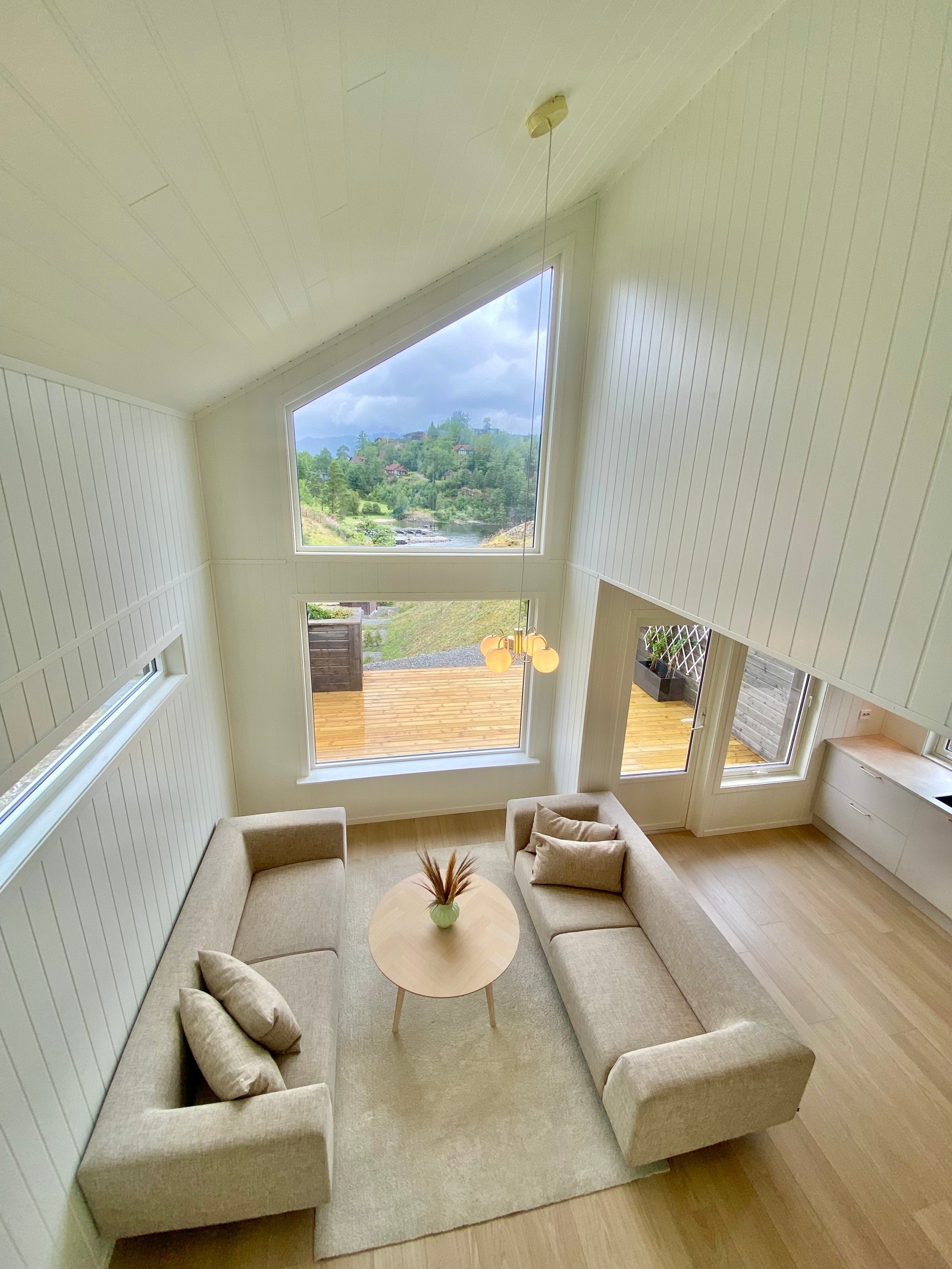 Lyst, vakkert og luftig. Mønt himling i stua. Galleribilde