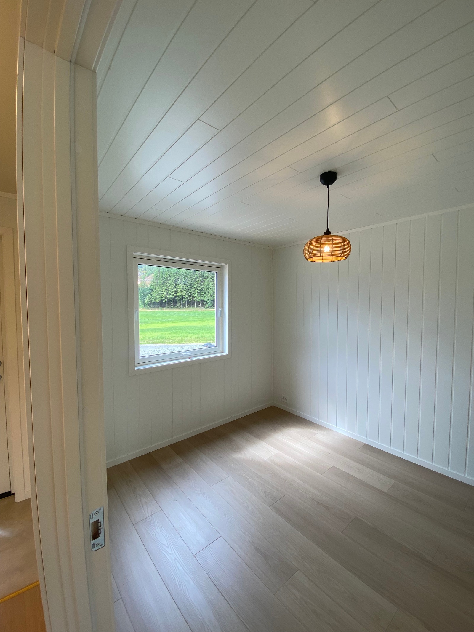 Stort og romslig hoved soverom i første etasje. Galleribilde