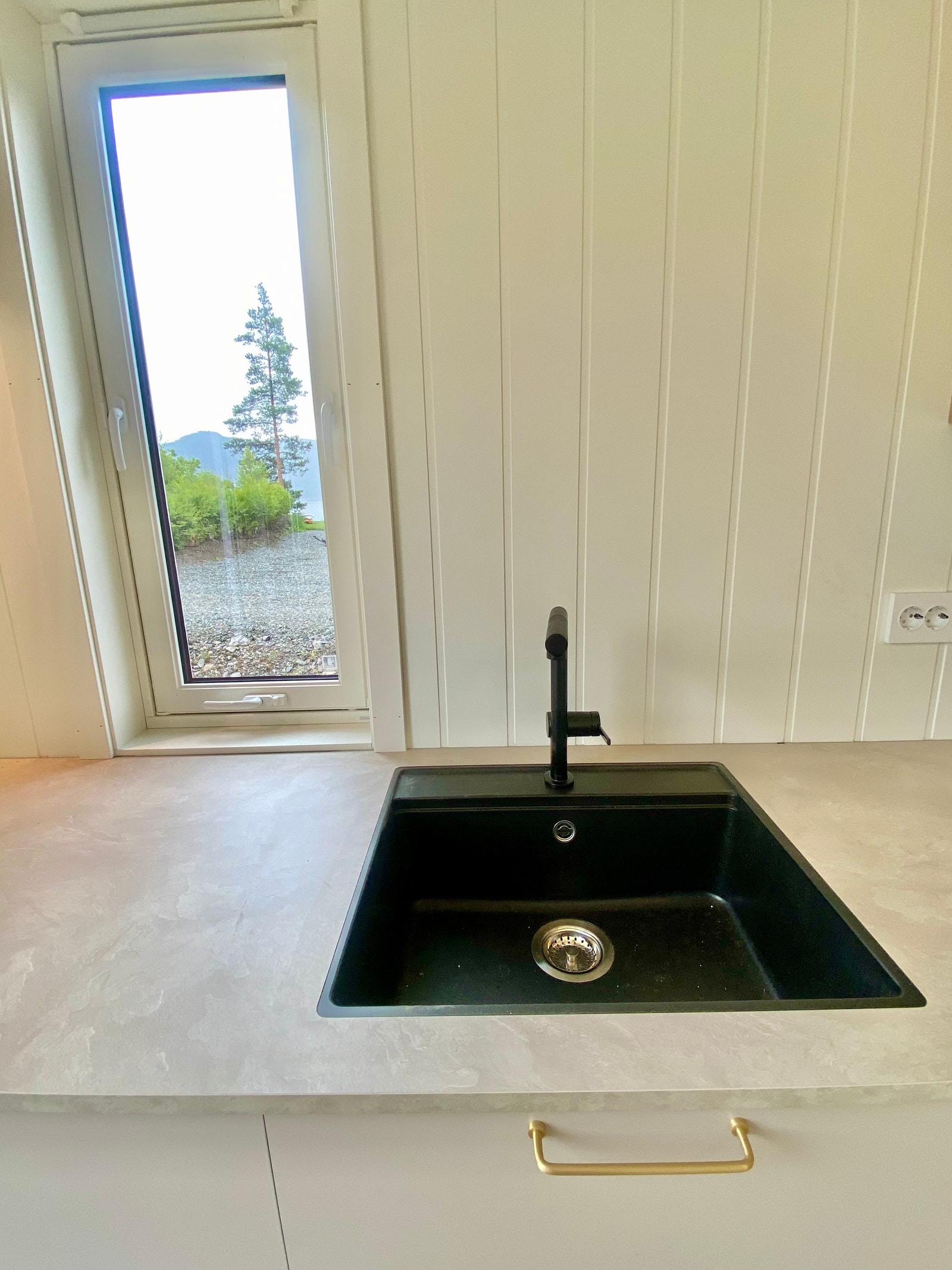 Underlimt vask på kjøkkenet hever inntrykket. Galleribilde