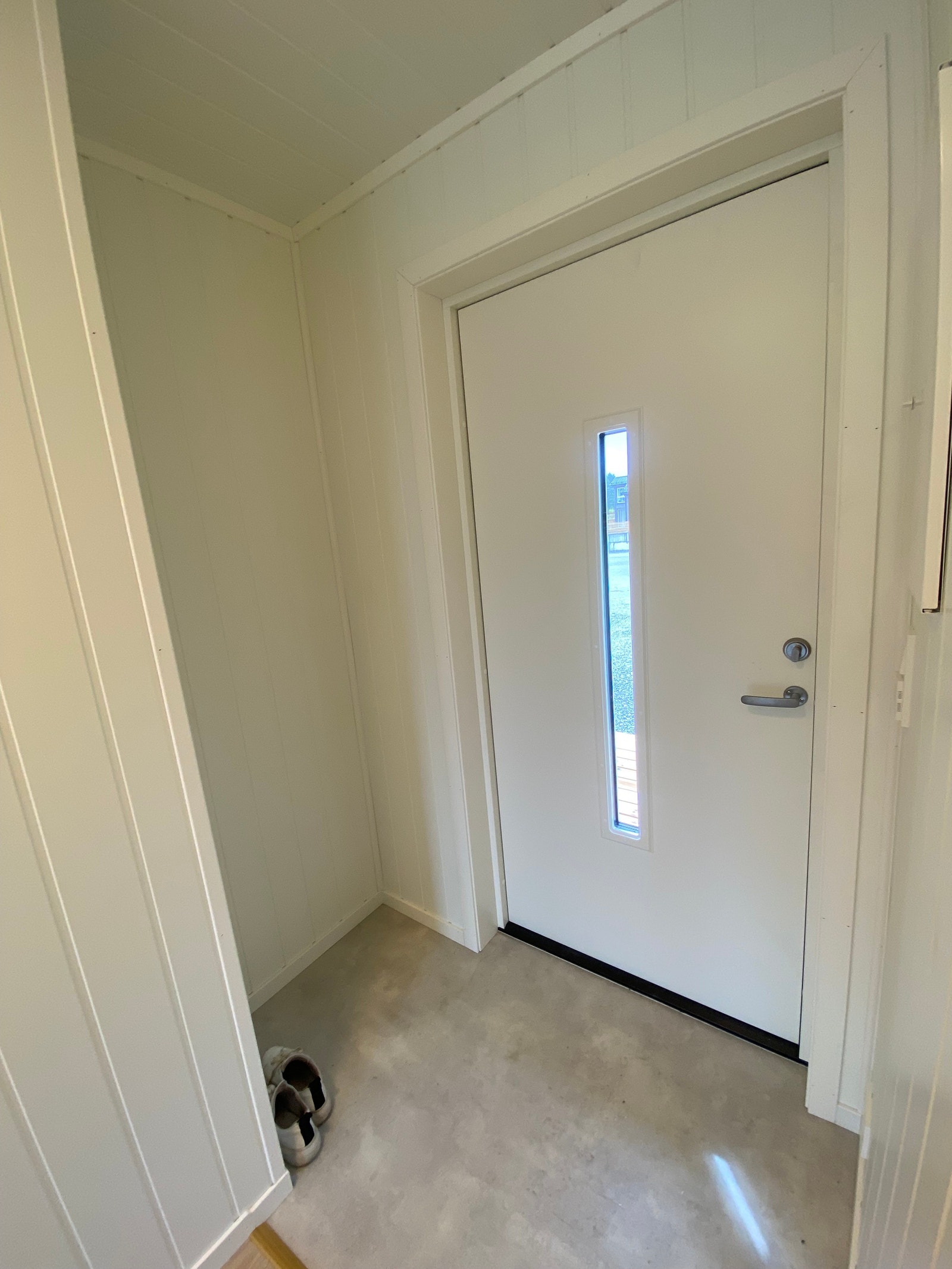 Praktisk inngangsparti med belegg og varmekabler på gulv. Innhukk til knaggrekke og sko oppbevaring. Galleribilde