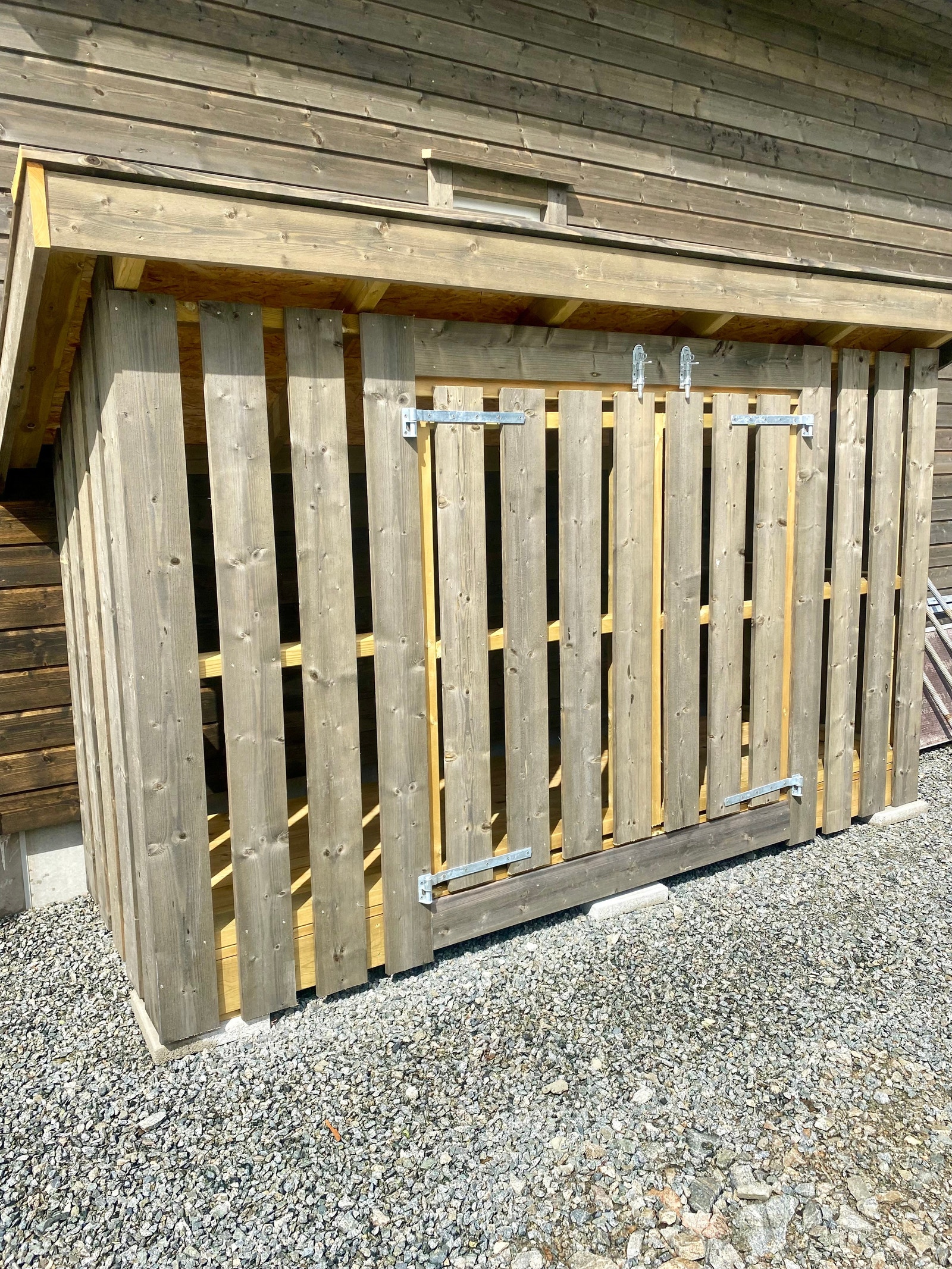 Bod på utsiden av hytta. Galleribilde