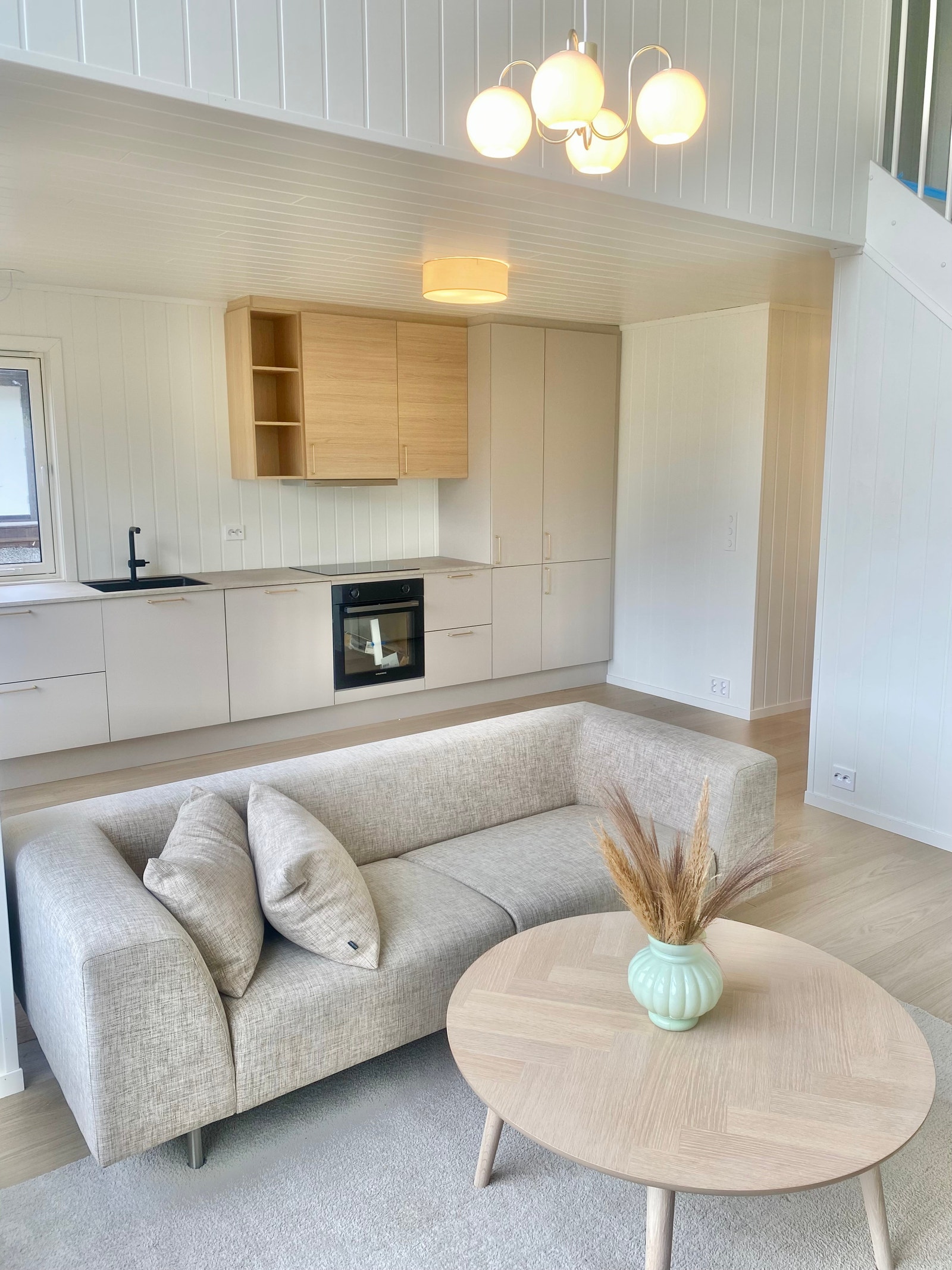 Stue med flere møblerings muligheter.
Stemningsfulle lamper som kan dimmes. Galleribilde