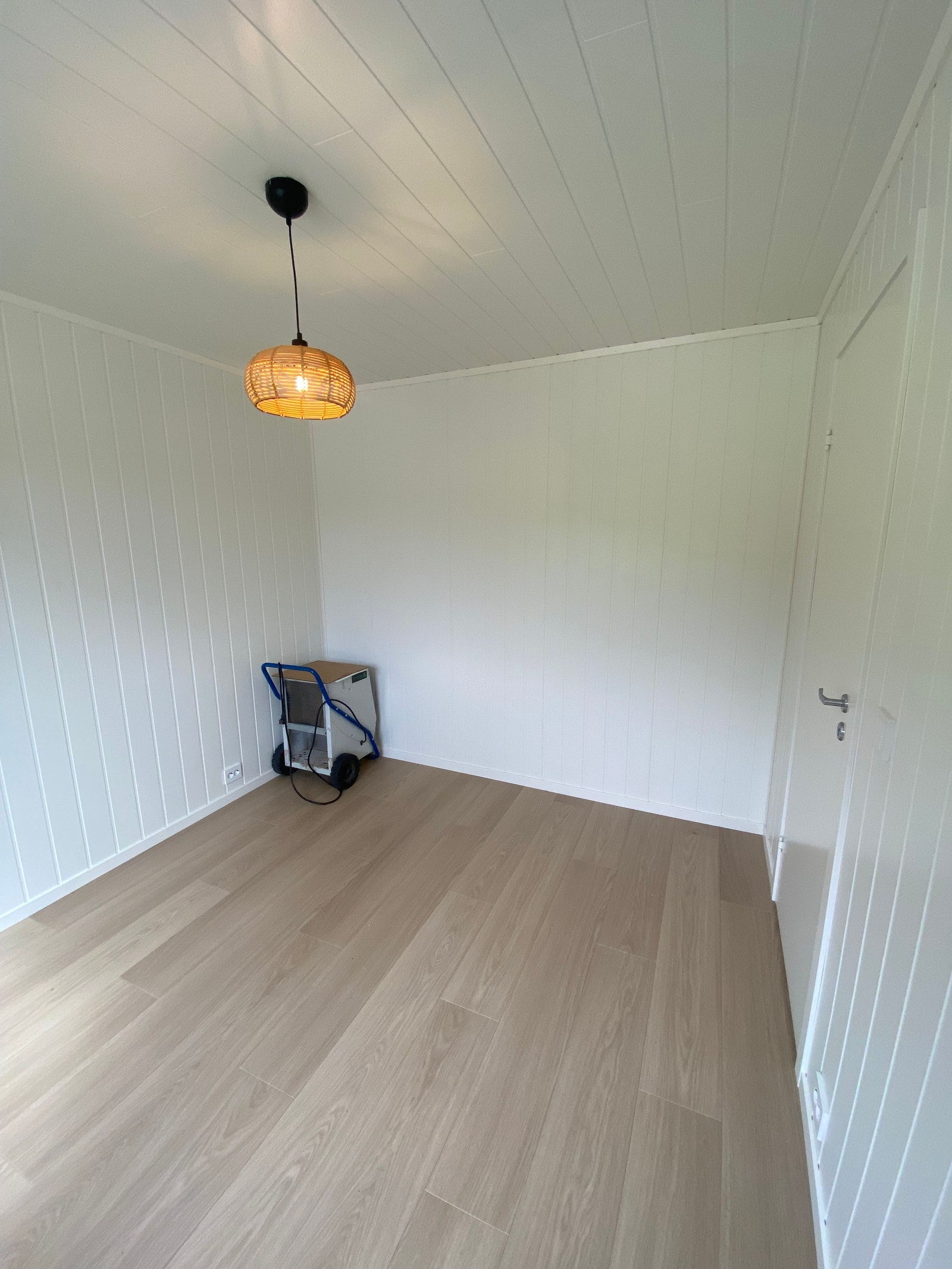 Bak døra er det plass til en rekke med garderobeskap. Galleribilde