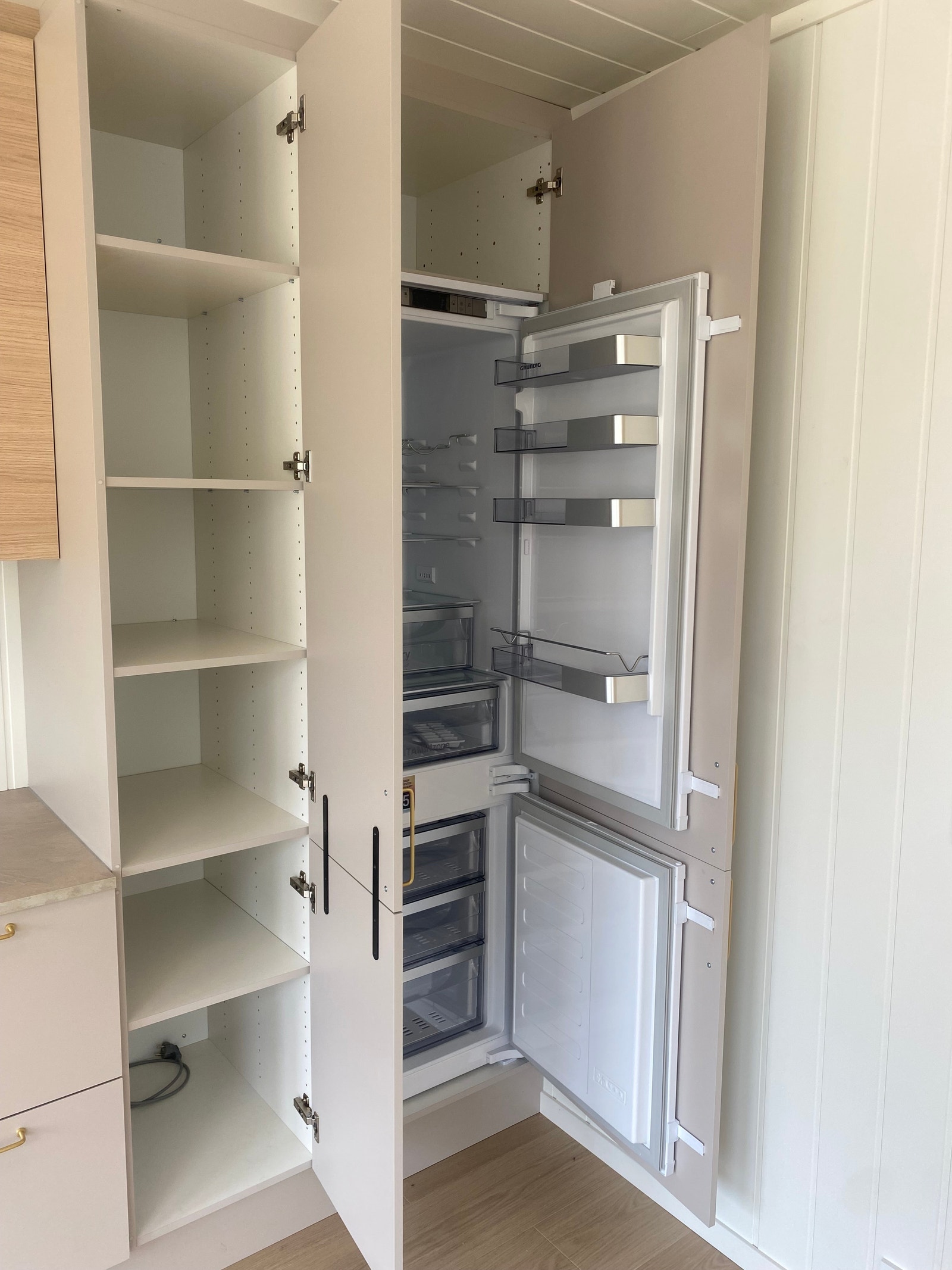 Hytta leveres med integrerte hvitevarer. Praktisk høyskap med hyller. Galleribilde